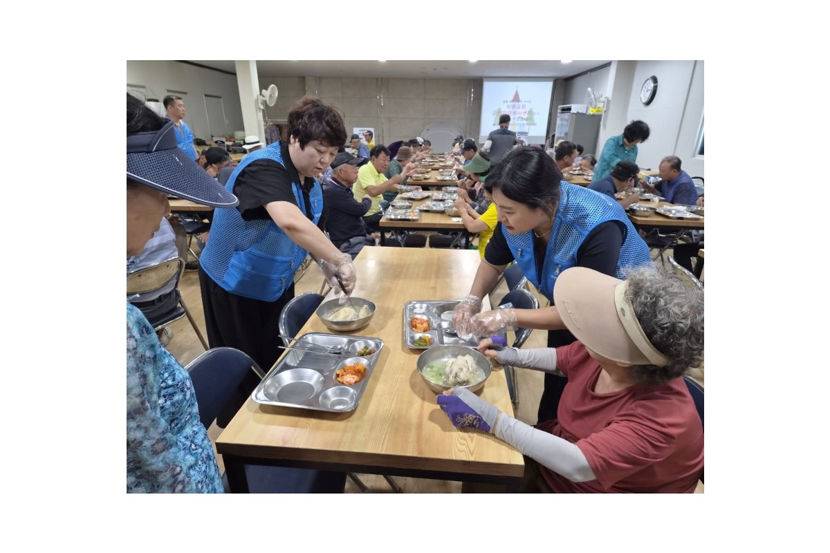 군산시자원봉사센터, 복달임 삼계탕 나눔으로 취약계층 건강한 여름 지원